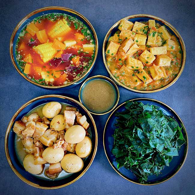 Trung b&igrave;nh c&ocirc; sẽ ti&ecirc;u tốn khoảng 250.000 đồng tiền chợ mỗi ng&agrave;y. C&ocirc; thường đi chợ v&agrave;o s&aacute;ng sớm để mua được đồ tươi ngon. Mỗi bữa ăn c&ocirc; nấu khoảng 1 tiếng l&agrave; xong, thường nấu l&uacute;c 11h để m&oacute;n ăn c&ograve;n n&oacute;ng v&agrave; ngon hơn.

- Canh sườn non nấu củ quả

- Thịt kho trứng

- Đậu hũ sốt c&agrave; chua

- Rau ng&oacute;t luộc