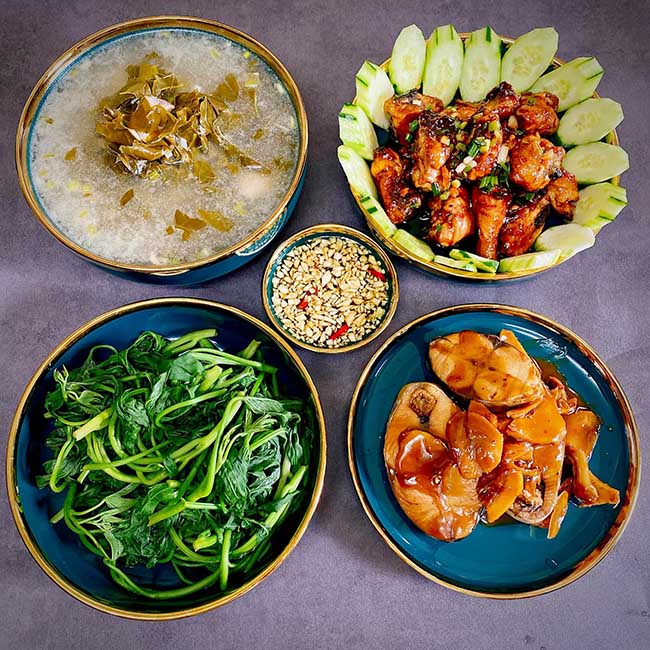 - Canh g&agrave; nấu l&aacute; giang
- C&aacute; thu kho thơm
- Rau khoai luộc
- G&agrave; chi&ecirc;n nước mắm