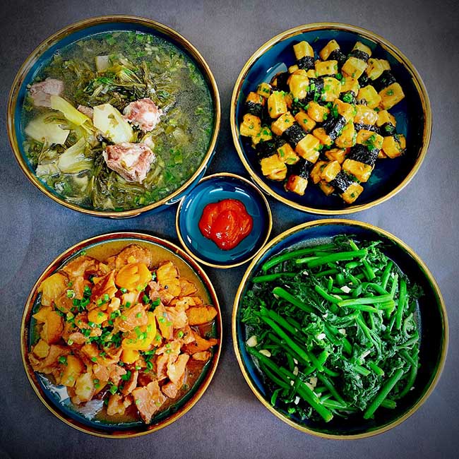 V&agrave;o những ng&agrave;y h&egrave; n&oacute;ng nực như thế n&agrave;y, c&ocirc; thường ch&uacute; trọng đến c&aacute;c m&oacute;n c&oacute; nhiều rau xanh hơn, hạn chế c&aacute;c m&oacute;n dầu mỡ v&agrave; thịt.

- Canh sườn non dưa chua

- Thịt kho thơm

- Đậu hũ cuộn rong biển chi&ecirc;n sốt dầu h&agrave;o

- Rau b&iacute; x&agrave;o tỏi