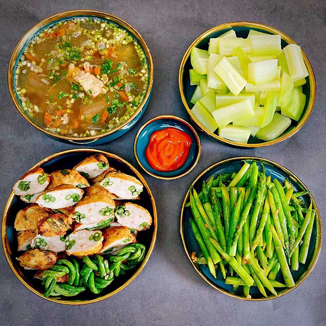 B&ecirc;n cạnh nấu c&aacute;c m&oacute;n mặn, c&ocirc; cũng th&iacute;ch l&agrave;m c&aacute;c m&oacute;n tr&aacute;ng miệng. D&ugrave; l&agrave; m&oacute;n ăn n&agrave;o, c&ocirc; cũng đều trang tr&iacute; kỹ lưỡng tr&ocirc;ng rất hấp dẫn.
Sau đ&acirc;y l&agrave; một số thực đơn ưa th&iacute;ch của gia đ&igrave;nh c&ocirc;:
- Canh sườn non nha đam, đậu xanh
- Chả c&aacute; th&aacute;c l&aacute;c cuộn đậu đũa chi&ecirc;n
- Măng t&acirc;y x&agrave;o tỏi
- B&iacute; xanh luộc