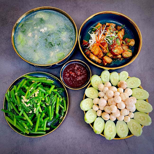 - Canh m&ugrave;ng tơi v&agrave; ngao
- Thịt ba chỉ ch&aacute;y cạnh
- C&agrave; ph&aacute;o
- Rau b&iacute; xanh x&agrave;o tỏi