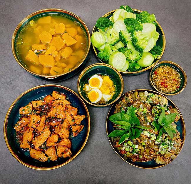 - Canh thịt bằm b&iacute; đỏ
- Thịt ram chua ngọt
- C&agrave; t&iacute;m kh&iacute;a cạnh nhồi thịt chi&ecirc;n
- S&uacute;p lơ v&agrave; bầu luộc chấm trứng l&ograve;ng đ&agrave;o