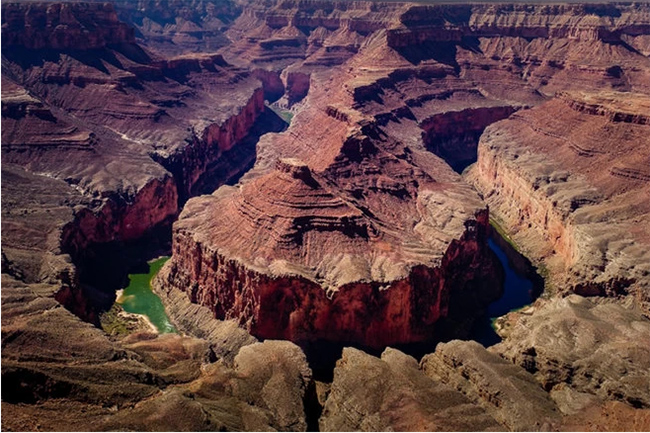 Tatahatso Point: H&igrave;nh ảnh rực rỡ n&agrave;y chụp địa danh Tatahatso Point tại Grand Canyon, một địa điểm chụp ảnh nổi tiếng, nhưng kh&ocirc;ng thường được chụp từ tr&ecirc;n cao.&nbsp;