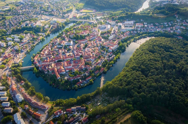 Novo Mesto, Slovenia: Khung cảnh rất ấn tượng n&agrave;y được chụp ở thị trấn Novo Mesto, gần bi&ecirc;n giới Croatia. C&oacute; thể dễ d&agrave;ng nh&igrave;n thấy cảnh quan xanh m&aacute;t, d&ograve;ng s&ocirc;ng uốn lượn v&agrave; cộng đồng d&acirc;n cư sầm uất từ tr&ecirc;n cao.&nbsp;