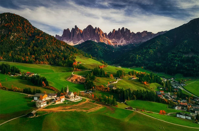 L&agrave;ng Santa Maddalena, &Yacute;: Một bức ảnh thi&ecirc;n nhi&ecirc;n đầy m&agrave;u sắc rực rỡ được chụp tại những ngọn đồi xanh tươi tuyệt đẹp v&agrave; m&ocirc;i trường xung quanh Santa Maddalena ở &Yacute;.