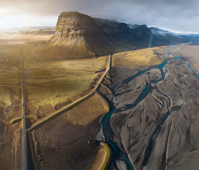 Như ở một h&agrave;nh tinh kh&aacute;c: H&igrave;nh ảnh đẹp đến kinh ngạc n&agrave;y của Iceland l&agrave; một bức ảnh to&agrave;n cảnh rực rỡ với những đỉnh n&uacute;i c&oacute; m&acirc;y bao phủ v&agrave; c&aacute;c d&ograve;ng s&ocirc;ng đang chảy &ecirc;m đềm.&nbsp;