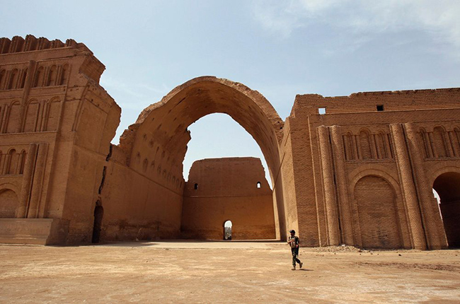 Ctesiphon, Iraq: Ctesiphon l&agrave; thủ đ&ocirc; của Đế chế Parthia cổ đại nằm tr&ecirc;n s&ocirc;ng Tigris, kh&ocirc;ng xa Baghdad hiện đại. T&agrave;n t&iacute;ch nổi bật nhất của địa danh n&agrave;y l&agrave; đại sảnh với m&aacute;i v&ograve;m khổng lồ x&acirc;y bằng gạch được coi l&agrave; lớn nhất thế giới.&nbsp;