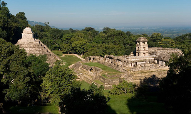 Palenque, Mexico: L&agrave; một th&agrave;nh phố Maya, Palenque ở thời kỳ đỉnh cao v&agrave;o thế kỷ thứ 7 dưới thời Pacal Đại đế. Sự hấp dẫn của n&oacute; nằm ở chất lượng kiến ​​tr&uacute;c v&agrave; c&aacute;c t&aacute;c phẩm đi&ecirc;u khắc d&ugrave; thực tế l&agrave; 90% khu định cư vẫn nằm bị ch&ocirc;n v&ugrave;i dưới rừng rậm.