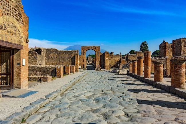 Pompeii v&agrave; Herculaneum, &Yacute;: Th&agrave;nh phố Pompeii bị bao phủ bởi một l&agrave;n s&oacute;ng tro bụi khi n&uacute;i lửa&nbsp;Vesuvius phun tr&agrave;o v&agrave;o năm 79 sau C&ocirc;ng nguy&ecirc;n, với nhiều c&ocirc;ng d&acirc;n của th&agrave;nh phố n&agrave;y đ&atilde; bị ch&ocirc;n sống.