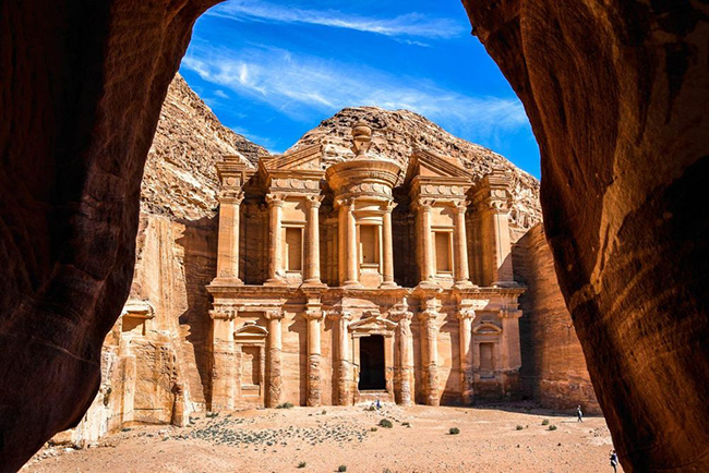 Petra, Jordan: L&agrave; trung t&acirc;m bu&ocirc;n b&aacute;n tơ lụa v&agrave; gia vị quan trọng nối ch&acirc;u &Aacute; với Ả Rập v&agrave; phương T&acirc;y, Petra rơi v&agrave;o suy t&agrave;n dưới sự cai trị của người La M&atilde; v&agrave;o thế kỷ thứ 4 sau C&ocirc;ng nguy&ecirc;n.