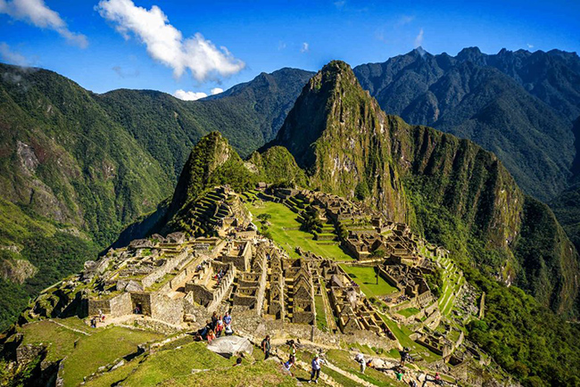 Machu Picchu, Peru: Được người Inca x&acirc;y dựng ở v&ugrave;ng n&uacute;i Peru v&agrave;o khoảng năm 1450 v&agrave; bị bỏ hoang chỉ 1 thế kỷ sau đ&oacute;, Machu Picchu đ&atilde; được nh&agrave; sử học người Mỹ Hiram Bingham t&aacute;i ph&aacute;t hiện v&agrave;o năm 1911.