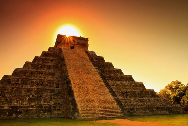 Chich&eacute;n Itz&aacute;, Mexico: Một trong những trung t&acirc;m đ&ocirc; thị vĩ đại của nền văn minh Maya-Toltec tồn tại khoảng từ năm 900&ndash;1400 sau C&ocirc;ng nguy&ecirc;n, c&aacute;c kim tự th&aacute;p v&agrave; đ&agrave;i quan s&aacute;t của Chich&eacute;n Itz&aacute; tồn tại như những tượng đ&agrave;i của một d&acirc;n tộc c&oacute; tr&igrave;nh độ thi&ecirc;n văn học cao.
