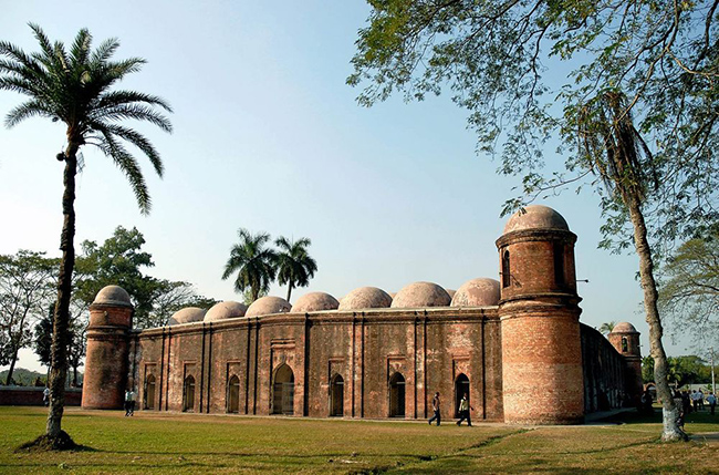 Nh&agrave; thờ Hồi gi&aacute;o Th&agrave;nh phố Bagerhat, Bangladesh: Th&agrave;nh phố gồm 360 nh&agrave; thờ Hồi gi&aacute;o&nbsp;n&agrave;y đ&atilde; rơi v&agrave;o t&igrave;nh trạng hư hỏng ngay sau c&aacute;i chết của người s&aacute;ng lập v&agrave; bị v&ugrave;i dập dưới thảm thực vật trong nhiều thế kỷ.