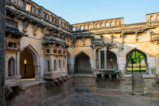 Vijayanagar, Ấn Độ: V&agrave;o năm 1500 sau C&ocirc;ng nguy&ecirc;n, Vijayanagar c&oacute; d&acirc;n số gấp đ&ocirc;i Paris v&agrave; l&agrave; trung t&acirc;m của đế chế vĩ đại nhất ở miền nam Ấn Độ. Ng&agrave;y nay, c&aacute;c khu đền thờ của n&oacute; vẫn được người theo đạo Hindu rất t&ocirc;n k&iacute;nh.
