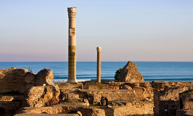 Carthage, Tunisia: L&agrave; một thị trấn bu&ocirc;n b&aacute;n của người Phoenicia đ&atilde; bị người La M&atilde; cướp ph&aacute; v&agrave; x&acirc;y dựng lại, Carthage đ&atilde; ph&aacute;t triển th&agrave;nh một cảng lớn, ở đỉnh cao chỉ đứng sau Rome về quy m&ocirc;.&nbsp;