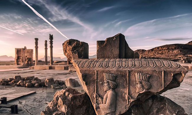 Persepolis, Iran: L&agrave; một th&agrave;nh phố tr&aacute;ng lệ do Darius I th&agrave;nh lập năm 518 trước C&ocirc;ng nguy&ecirc;n, Persepolis đ&atilde; mất hơn một thế kỷ để x&acirc;y dựng. Mọi phần của khu phức hợp đều c&oacute;&nbsp;những h&igrave;nh chạm khắc tinh xảo về n&ocirc; lệ, vua, quan chức v&agrave; đại diện từ khắp đế chế Ba Tư.&nbsp;