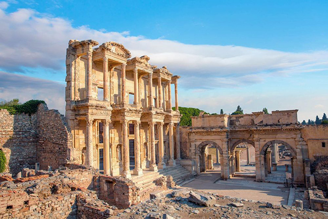Ephesus, Thổ Nhĩ Kỳ: Ephesus l&agrave; một cảng tr&ecirc;n s&ocirc;ng Cayster đ&atilde; ph&aacute;t triển th&agrave;nh một trong những th&agrave;nh phố lớn nhất Địa Trung Hải. Đền Artemis - một kỳ quan của Thế giới Cổ đại đ&atilde; từng được x&acirc;y dựng ở đ&acirc;y, v&agrave; thư viện Celsus (trong ảnh) vẫn c&ograve;n sừng sững tới ng&agrave;y nay.