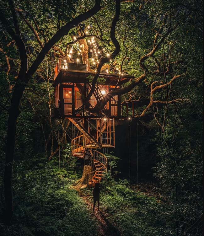 C&ograve;n g&igrave; tuyệt vời bằng khi được nghỉ dưỡng ở Treeful Treehouse ở Okinawa, Nhật Bản. Khi đi v&agrave;o đ&acirc;y, bạn sẽ cảm gi&aacute;c như m&igrave;nh đang lạc v&agrave;o một thế giới cổ t&iacute;ch.