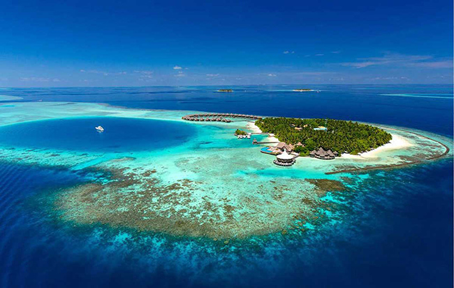 Maldives: Bản th&acirc;n Maldives đ&atilde; c&oacute; phong cảnh thi&ecirc;n nhi&ecirc;n v&ocirc; c&ugrave;ng xinh đẹp, b&ecirc;n cạnh đ&oacute; h&ograve;n đảo n&agrave;y c&ograve;n c&oacute; rất nhiều khu nghỉ dưỡng sang trọng c&ugrave;ng những căn nh&agrave; gỗ bungalow ho&agrave;n hảo tr&ecirc;n mặt nước. Cho d&ugrave; bạn đi hưởng tuần trăng mật hay nghỉ ngơi thư gi&atilde;n, Maldives sẽ l&agrave;m h&agrave;i l&ograve;ng bạn
