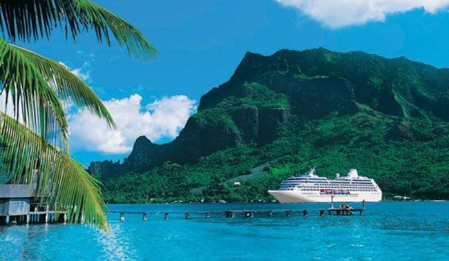 Đảo Tahiti: Tahiti được biết đến với những khu rừng nhiệt đới tươi tốt, s&ocirc;ng v&agrave; th&aacute;c nước. Đ&acirc;y l&agrave; điểm đến ưa th&iacute;ch của những người y&ecirc;u lặn biển hay c&aacute;c cặp đ&ocirc;i đi hưởng tuần trăng mật.
