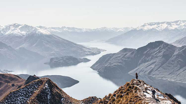 New Zealand: Một trong những điểm đến du lịch nổi tiếng nhất của New Zealand l&agrave; Milford Sound. Ngo&agrave;i ra, những nơi đ&aacute;ng để bạn gh&eacute; thăm l&agrave; đảo Rangitoto,&nbsp;b&atilde;i biển nước n&oacute;ng v&agrave; Hobbiton.
