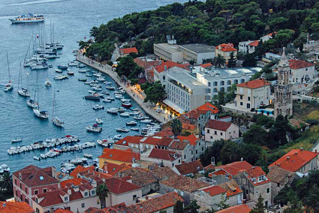 Th&agrave;nh phố biển Hvar, Croatia: Nơi đ&acirc;y được biết đến nhiều nhất với những vườn nho v&agrave; khu phố cổ c&oacute; từ thế kỷ 13. Ngo&agrave;i ra, bạn c&oacute; thể tham gia tour ch&egrave;o thuyền đến Blue Cave, kh&aacute;m ph&aacute; ph&aacute;o đ&agrave;i Fortica hoặc c&aacute;nh đồng hoa oải hương, v&agrave; gh&eacute; thăm quần đảo Pakleni tuyệt đẹp.&nbsp;
