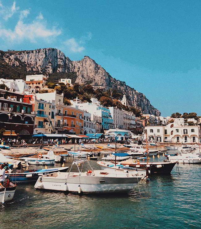 Capri, &Yacute;: Điểm thu h&uacute;t kh&aacute;ch du lịch ch&iacute;nh ở Capri l&agrave; Blue Grotto, một hang động ngập nước, c&oacute; cửa th&ocirc;ng ra biển. Ngo&agrave;i ra, du kh&aacute;ch c&oacute; thể tham gia một chuyến du ngoạn bằng thuyền quanh đảo. Monte Solaro l&agrave; một điểm quan s&aacute;t tuyệt vời, từ đ&acirc;y bạn c&oacute; thể nh&igrave;n thấy to&agrave;n bộ h&ograve;n đảo.
