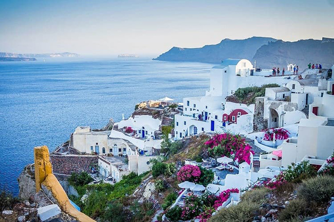 Santorini, Hy Lạp: Santorini l&agrave; một h&ograve;n đảo n&uacute;i lửa ở biển Aegean bao gồm 2 h&ograve;n đảo lớn v&agrave; một số đảo nhỏ. N&oacute; rất nổi tiếng với những ng&ocirc;i nh&agrave; trắng xanh v&agrave; tầm nh&igrave;n ấn tượng. Những điểm tham quan th&uacute; vị kh&aacute;c&nbsp;ở Santorini l&agrave; Fira v&agrave; Oia.
