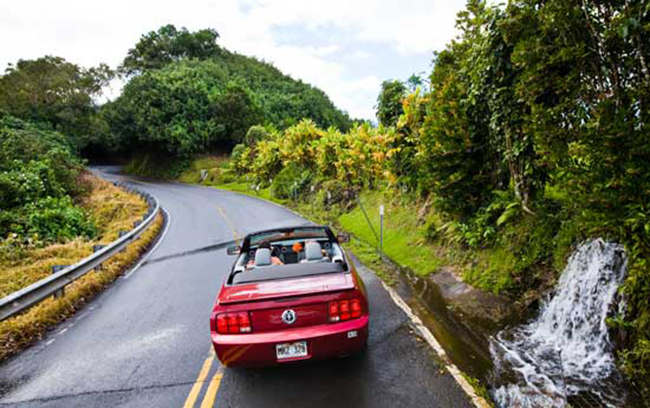 Maui, Hawaii: Đảo Maui của Hawaii nổi tiếng với những b&atilde;i biển c&aacute;t đen v&agrave; đồng thời l&agrave; một điểm tuyệt vời để lặn c&ugrave;ng như c&aacute;c hoạt động dưới nước kh&aacute;c. Một trong những điểm du lịch nổi bật nhất ở Maui l&agrave; Lahaina, một thị trấn biển rất th&uacute; vị để du kh&aacute;ch trải nghiệm văn h&oacute;a Hawaii.
