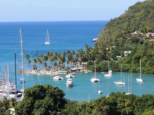 St. Lucia: St. Lucia l&agrave; một h&ograve;n đảo tuyệt vời với những b&atilde;i biển mang vẻ đẹp tự nhi&ecirc;n tuyệt vời. B&atilde;i biển Reduit l&agrave; điểm du lịch nổi tiếng nhất ở St. Lucia, nơi c&oacute; nhiều nh&agrave; h&agrave;ng c&ugrave;ng cảnh ho&agrave;ng h&ocirc;n rực rỡ. Ngo&agrave;i ra, b&atilde;i biển Reduit được du kh&aacute;ch biết đến với c&aacute;t trắng v&agrave; l&agrave;n nước trong veo.&nbsp;

