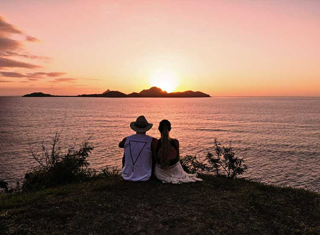 Fiji: Fiji l&agrave; một quốc đảo ở Nam Th&aacute;i B&igrave;nh Dương, bao gồm hơn 300 h&ograve;n đảo nhỏ. Những h&ograve;n đảo n&agrave;y rất phổ biến với hoạt động lặn biển, rạn san h&ocirc; mềm v&agrave; b&atilde;i biển c&aacute;t trắng. Một số điểm đến nổi tiếng nhất ở Fiji l&agrave; đồi c&aacute;t Sigatoka v&agrave; c&ocirc;ng vi&ecirc;n di sản quốc gia Bouma, với rừng nhiệt đới v&agrave; th&aacute;c nước Tavoro.&nbsp;
