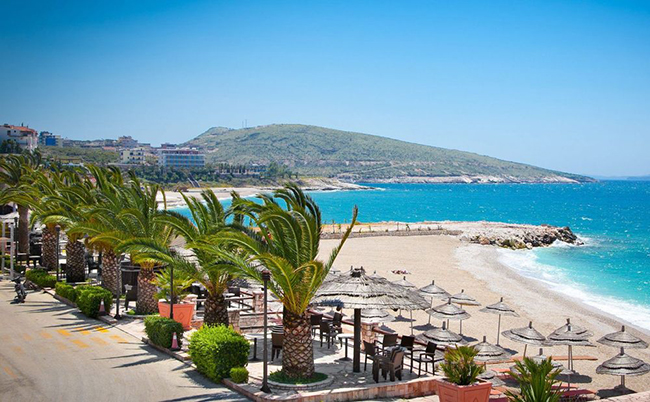 Bờ biển Albanian: Đến đ&acirc;y, bạn sẽ t&igrave;m thấy những b&atilde;i biển ngập tr&agrave;n &aacute;nh nắng v&agrave; c&ograve;n nguy&ecirc;n vẻ hoang sơ của tự nhi&ecirc;n. Albania l&agrave; một trong những quốc gi&aacute; rẻ nhất ở ch&acirc;u &Acirc;u, v&agrave; vẫn chưa được nhiều kh&aacute;ch du lịch kh&aacute;m ph&aacute;.&nbsp;