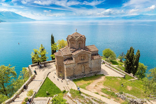 Hồ Ohrid, Macedonia: Hồ Ohrid rộng lớn l&agrave; vi&ecirc;n ngọc qu&yacute; của Macedonia. Tới đ&acirc;y, du kh&aacute;ch sẽ được chi&ecirc;m ngưỡng nhiều nh&agrave; thờ thời trung cổ được vẽ b&iacute;ch họa, một giảng đường La M&atilde;, một ph&aacute;o đ&agrave;i ngắm cảnh tuyệt đẹp c&ugrave;ng&nbsp; những con phố y&ecirc;n tĩnh.