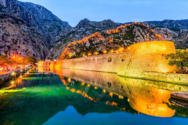 Kotor, Montenegro: Đi du lịch gi&aacute; rẻ tới Montenegro sẽ kh&ocirc;ng l&agrave;m bạn thất vọng. Thị trấn Kotor xinh đẹp được bao quanh bởi những đỉnh n&uacute;i h&ugrave;ng vĩ v&agrave; những m&ecirc; cung đường phố sẽ khiến du kh&aacute;ch bị quyến rũ qu&ecirc;n cả lối về.&nbsp;