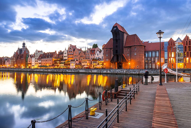 Gd&aacute;nsk, Ba Lan: Th&agrave;nh phố Gd&aacute;nsk nằm ở ph&iacute;a bắc Ba Lan mang đến cho du kh&aacute;ch sự hấp dẫn đầy ấn tượng của v&ugrave;ng ven biển đẹp như tranh vẽ đầy m&agrave;u sắc c&ugrave;ng những ng&ocirc;i nh&agrave; nhỏ hẹp cổ k&iacute;nh rất quyến rũ.&nbsp;