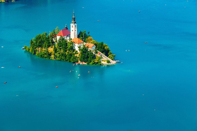 T&acirc;y Bắc Slovenia: Nằm giữa &Yacute;, &Aacute;o v&agrave; Croatia, Slovenia nhỏ gọn l&agrave; một điểm đến hấp dẫn trong bất kỳ h&agrave;nh tr&igrave;nh n&agrave;o qua ch&acirc;u &Acirc;u. Đối với những người th&iacute;ch phi&ecirc;u lưu, hoặc những người chỉ muốn cắm trại trong khung cảnh ven hồ tuyệt đẹp, khu vực ph&iacute;a T&acirc;y Bắc l&agrave; nơi ho&agrave;n hảo nhất.