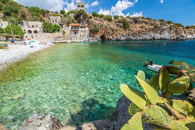 Peloponnese, Hy Lạp: Hy Lạp c&oacute; những b&atilde;i biển đẹp vẫn c&ograve;n hoang sơ với nhiều&nbsp;điểm tham quan những di t&iacute;ch cổ xưa của Epidaurus v&agrave; Olympia, những ng&ocirc;i l&agrave;ng thời trung cổ v&agrave; thị trấn Byzantine hấp dẫn. Tất cả&nbsp;đều đang chờ đợi du kh&aacute;ch đến kh&aacute;m ph&aacute; với mức chi ph&iacute; rất "mềm".