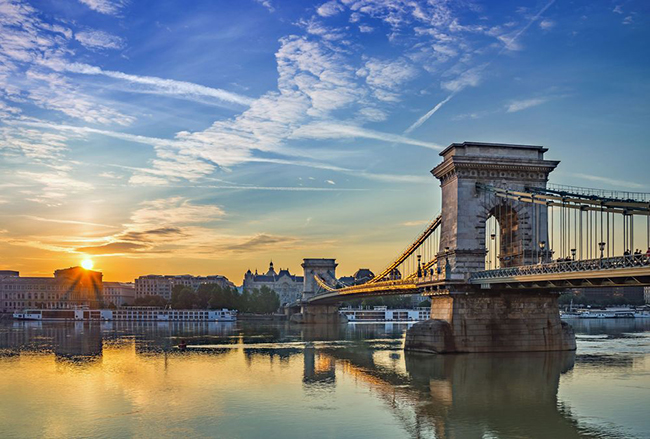 Budapest, Hungary: Nằm dọc theo s&ocirc;ng Danube, 2 khu vực Buda v&agrave; Pest c&ugrave;ng nhau tạo th&agrave;nh một trong những thủ đ&ocirc; hấp dẫn nhất ở ch&acirc;u &Acirc;u. Du kh&aacute;ch tới đ&acirc;y c&oacute; thể chi&ecirc;m ngưỡng rất nhiều khung cảnh tuyệt đẹp với mức gi&aacute; v&ocirc; c&ugrave;ng phải chăng.
