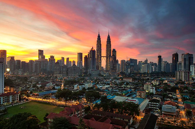 Malaysia l&agrave; điểm du lịch&nbsp;h&agrave;ng đầu v&agrave; thuộc top&nbsp;rẻ nhất ở Đ&ocirc;ng Nam &Aacute;. Nổi tiếng với những b&atilde;i biển hoang sơ, h&ograve;n đảo đẹp m&ecirc; hồn, trung t&acirc;m mua sắm hiện đại, c&ocirc;ng vi&ecirc;n quốc gia rực rỡ, c&oacute; rất nhiều điều cho kh&aacute;ch du lịch thưởng thức tại đ&acirc;y.
