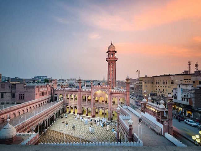 Pakistan: L&agrave; quốc gia c&oacute; mức chi ph&iacute; rẻ thứ 3 tr&ecirc;n thế giới, kh&ocirc;ng c&oacute; g&igrave; ngạc nhi&ecirc;n khi Pakistan nằm trong danh s&aacute;ch c&aacute;c quốc gia rẻ nhất ở ch&acirc;u &Aacute;. Được biết đến với 108 đỉnh n&uacute;i&nbsp;cao tr&ecirc;n 7.000m, những thung lũng xinh đẹp v&agrave; th&agrave;nh phố nhộn nhịp, Pakistan c&oacute; qu&aacute; nhiều thứ cho du kh&aacute;ch tới trải nghiệm.