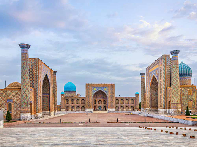 Uzbekistan: Mặc d&ugrave; đắt hơn một ch&uacute;t so với Kazakhstan, nhưng Uzbekistan cũng nằm trong số những điểm đến gi&aacute; rẻ ở ch&acirc;u &Aacute;. Lịch sử, văn h&oacute;a v&agrave; kiến ​​tr&uacute;c ở quốc gia n&agrave;y sẽ khiến bạn phải kinh ngạc, nhất l&agrave; nếu bạn y&ecirc;u th&iacute;ch những c&ocirc;ng tr&igrave;nh kiến ​​tr&uacute;c v&agrave; di t&iacute;ch lịch sử Hồi gi&aacute;o.