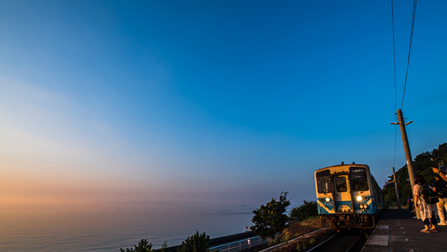 Đứng tr&ecirc;n s&acirc;n ga, bạn thỏa sức ngắm nh&igrave;n phong cảnh biển Setouchi tuyệt đẹp. Đ&acirc;y l&agrave; một trong số &iacute;t những nh&agrave; ga gần biển nhất ở Nhật Bản.
