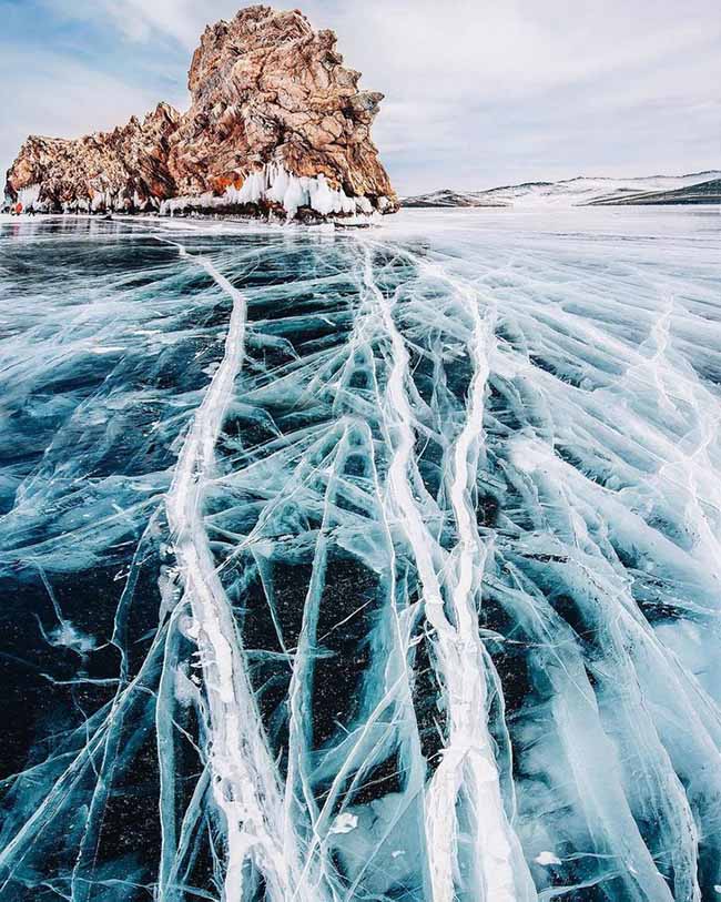 1. Hồ Baikal, Siberia, Nga l&agrave; hồ nước ngọt c&oacute; trữ lượng lớn nhất thế giới, chiếm 22 &ndash; 23% tổng lượng nước ngọt tr&ecirc;n to&agrave;n cầu. Đ&acirc;y l&agrave; một kỳ quan thi&ecirc;n nhi&ecirc;n c&oacute; vẻ đẹp hiếm thấy tr&ecirc;n thế giới.
