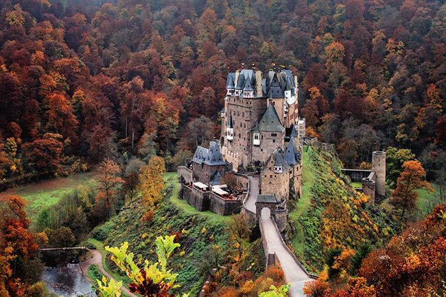 Burg Eltz - Đức: Burg Eltz l&agrave; một trong những l&acirc;u đ&agrave;i đẹp nhất ở Đức v&agrave; l&agrave; nơi y&ecirc;u th&iacute;ch của nhiều du kh&aacute;ch. Burg Eltz n&eacute;p m&igrave;nh trong một thung lũng xinh đẹp v&agrave; được bao quanh bởi rừng Eltz. V&agrave;o m&ugrave;a thu, nơi n&agrave;y&nbsp;c&agrave;ng trở n&ecirc;n lộng lẫy hơn.
