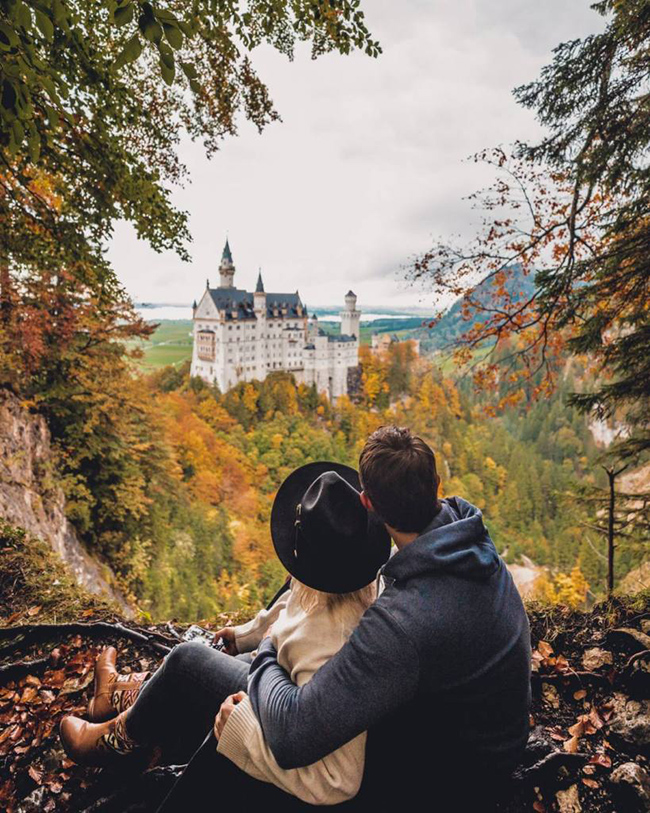 Schloss Neuschwanstein - Đức: L&acirc;u đ&agrave;i cổ t&iacute;ch ở Đức n&agrave;y nằm trong danh s&aacute;ch t&igrave;m kiếm của nhiều du kh&aacute;ch v&agrave; họ đ&atilde; kh&ocirc;ng thất vọng khi được chi&ecirc;m ngưỡng n&oacute; nổi bật trong sắc m&agrave;u lộng lẫy của những t&aacute;n c&acirc;y khi v&agrave;o thu.&nbsp;
