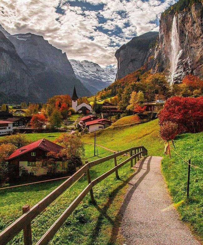 Lauterbrunnen - Thụy Sĩ: Lauterbrunnen l&agrave; một thị trấn nhỏ xinh nhưng du kh&aacute;ch c&oacute; thể d&agrave;nh cả ng&agrave;y ở đ&acirc;y với nhiều tuyến&nbsp;đi bộ đường d&agrave;i kh&aacute;c nhau. Cảnh sắc thu ở đ&acirc;y thật tuyệt vời.&nbsp;
