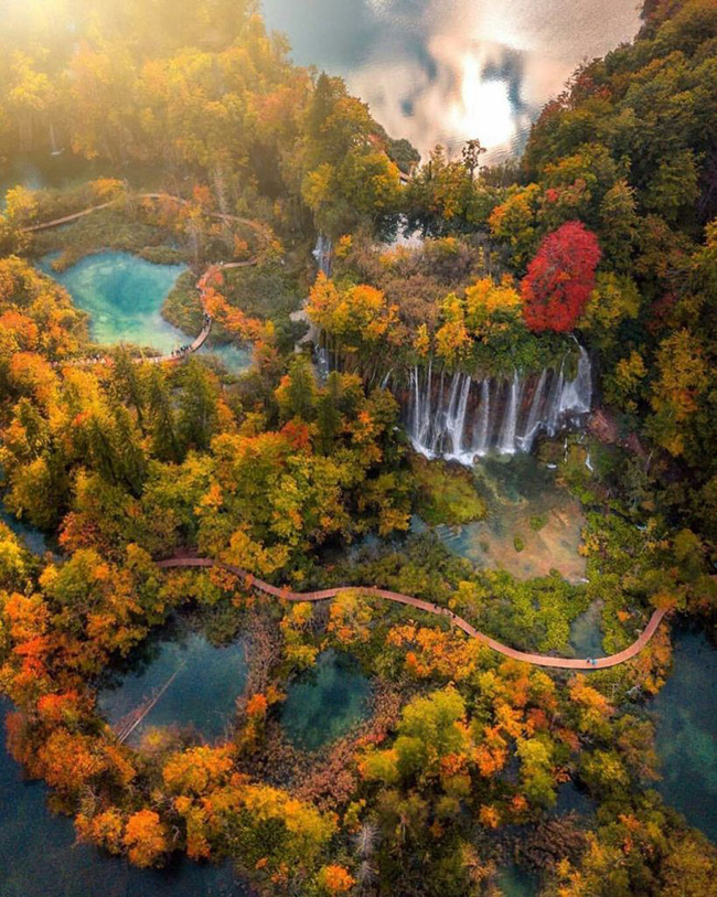 Vườn quốc gia Plitvice - Croatia: L&agrave;&nbsp;một trong những c&ocirc;ng vi&ecirc;n nổi tiếng nhất ở Croatia, đặc biệt l&agrave; v&agrave;o m&ugrave;a thu, vườn quốc gia Plitvice chắc chắn l&agrave; một địa điểm kh&ocirc;ng thể bỏ qua trong những chuyến du lịch ch&acirc;u &Acirc;u v&agrave;o m&ugrave;a thu.
