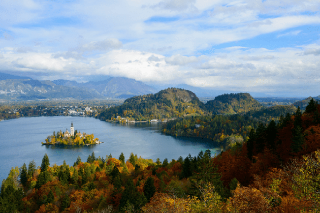 Hồ Bled - Slovenia: Hồ Bled chắc chắn l&agrave; một trong những hồ nổi tiếng v&agrave; được chụp ảnh nhiều nhất ở ch&acirc;u &Acirc;u, đặc biệt l&agrave; trong sắc m&agrave;u rực rỡ của những t&aacute;n c&acirc;y thay l&aacute; v&agrave;o m&ugrave;a thu.&nbsp;
