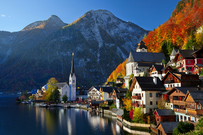 Hallstatt - &Aacute;o: Hallstatt chắc chắn l&agrave; một trong những thị trấn đẹp nhất ch&acirc;u &Acirc;u v&agrave; cũng l&agrave; một trong những đại điểm thường xuy&ecirc;n được gh&eacute; thăm nhất v&agrave;o m&ugrave;a thu.&nbsp;
