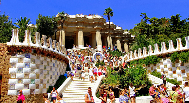 Park G&uuml;ell, Barcelona, T&acirc;y Ban Nha: Được thiết kế bởi Antoni Gaud&igrave;, Barcelona&rsquo;s Parl G&uuml;ell l&agrave; một trong những c&ocirc;ng vi&ecirc;n độc đ&aacute;o nhất tr&ecirc;n thế giới. N&oacute; nằm tr&ecirc;n đồi Carmel với lối v&agrave;o l&agrave; hai t&ograve;a nh&agrave; lớn v&agrave; tr&agrave;n ngập những khu vườn tuyệt đẹp c&ugrave;ng kiến ​​tr&uacute;c theo trường ph&aacute;i t&acirc;n nghệ thuật.
